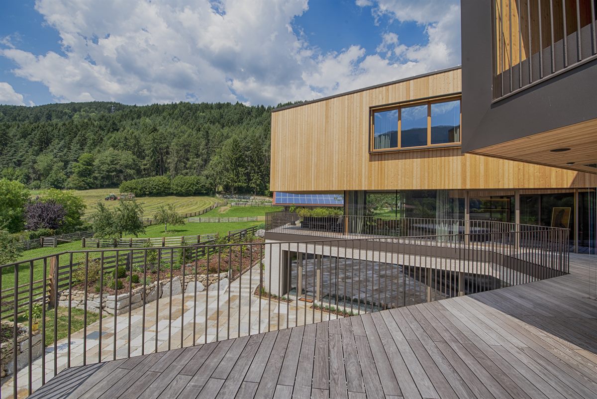 Das neue Hofgebäude am Familiengrundstück Rubner in Kiens beweist einmal mehr, dass ein Rubner Haus aus Holz perfekt mit anderen Materialien wie Glas und Beton harmoniert.