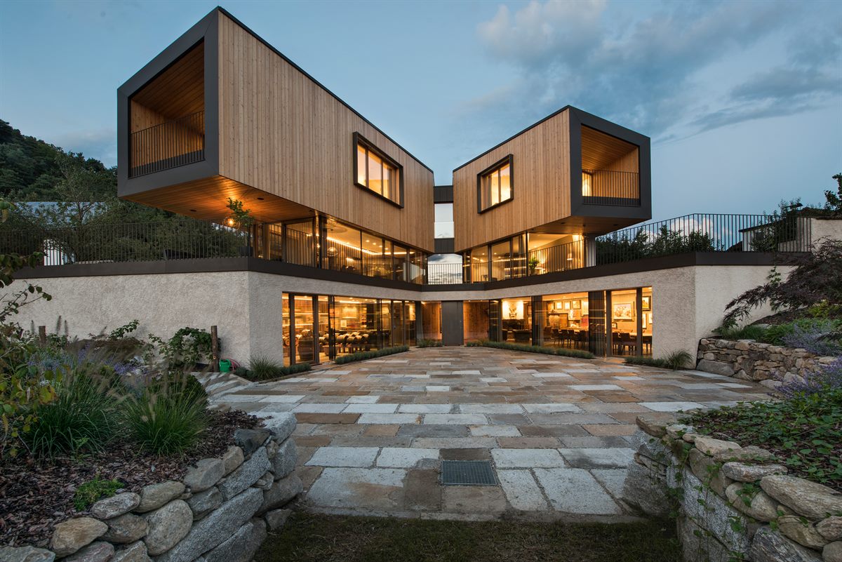 Das neue Hofgebäude am Familiengrundstück Rubner in Kiens beweist einmal mehr, dass ein Rubner Haus aus Holz perfekt mit anderen Materialien wie Glas und Beton harmoniert.