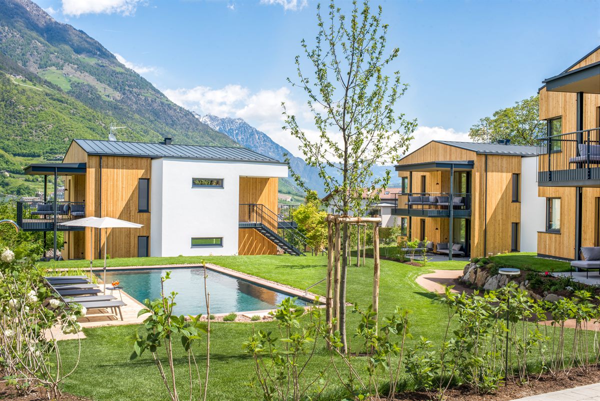 holzius: Cirna – Gentle Luxury Lodges (Naturns  Südtirol). Errichtung von sechs Ferien-Apartments in drei Vollholzhäusern.