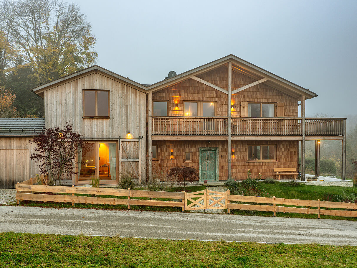Holzius-Starnberg-Isabell-aussen-abend-2025-18_sm_sm