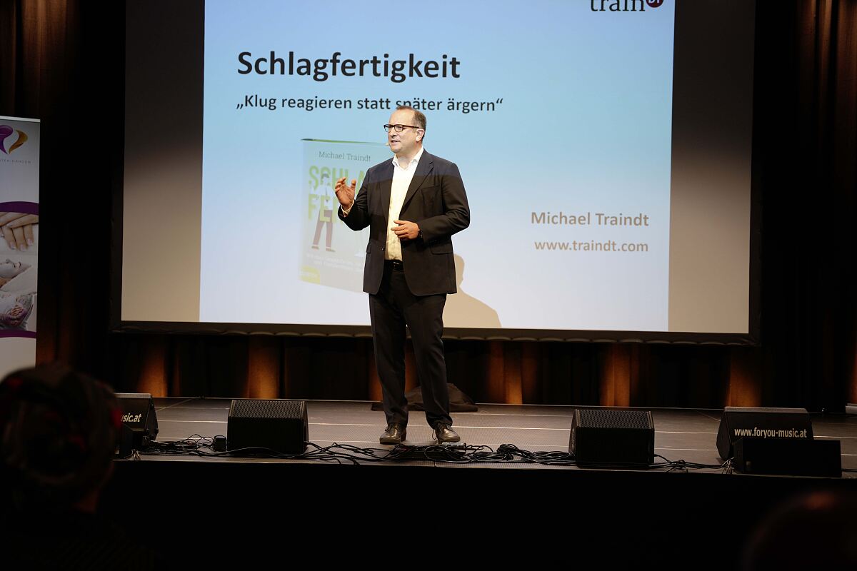 Branchentreff der niederösterreichischen Landesinnung der Fußpfleger, Kosmetiker und Masseure. Zwei inspirierende Keynotes vermittelten praxisnah und kompakt wertvolles Wissen und konkrete Anregungen, die sich unmittelbar im eigenen Betrieb umsetzen lassen. Aktuelle Informationen aus der Landesinnung und ein abwechslungsreiches Unterhaltungsprogramm rundeten den Branchentreff ab. 