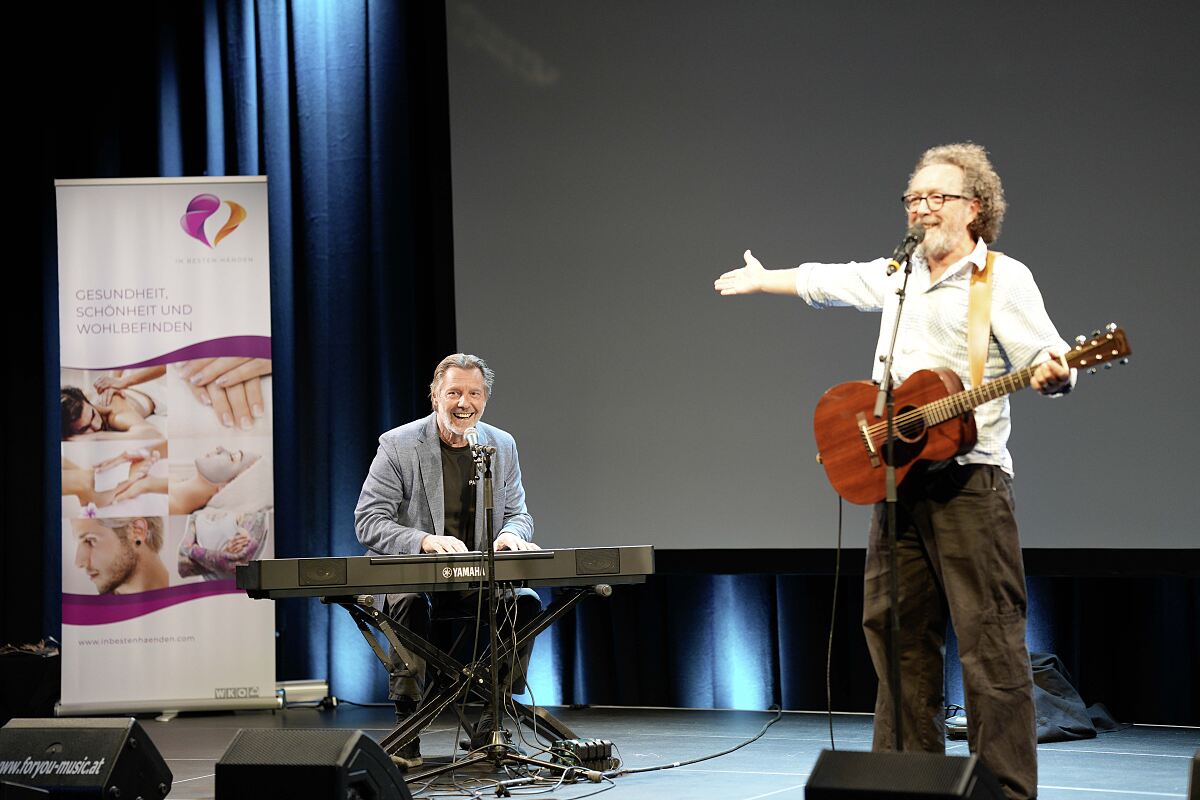 Branchentreff der niederösterreichischen Landesinnung der Fußpfleger, Kosmetiker und Masseure. Zwei inspirierende Keynotes vermittelten praxisnah und kompakt wertvolles Wissen und konkrete Anregungen, die sich unmittelbar im eigenen Betrieb umsetzen lassen. Aktuelle Informationen aus der Landesinnung und ein abwechslungsreiches Unterhaltungsprogramm rundeten den Branchentreff ab. 