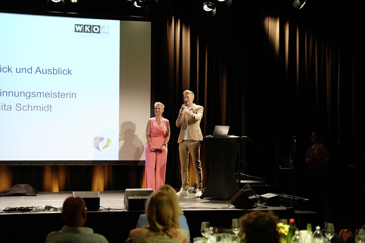 Branchentreff der niederösterreichischen Landesinnung der Fußpfleger, Kosmetiker und Masseure. Zwei inspirierende Keynotes vermittelten praxisnah und kompakt wertvolles Wissen und konkrete Anregungen, die sich unmittelbar im eigenen Betrieb umsetzen lassen. Aktuelle Informationen aus der Landesinnung und ein abwechslungsreiches Unterhaltungsprogramm rundeten den Branchentreff ab. 
