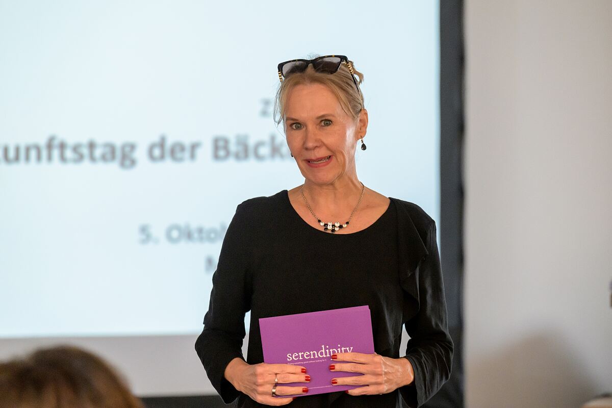 Wie können Bäckereibetriebe ihre Zukunft erfolgreich gestalten, ohne ihre handwerklichen Wurzeln aus den Augen zu verlieren? Welche Chancen eröffnen neue Technologien, und wie gelingt es, sich mit Qualität, Persönlichkeit und unternehmerischem Mut am Markt zu behaupten? Diesen und weiteren Fragen widmete sich der zweite Zukunftstag. Im Mittelpunkt standen praxisnahe Informationen, persönliche Erfahrungen und inspirierende Einblicke in unterschiedliche unternehmerische Wege. 