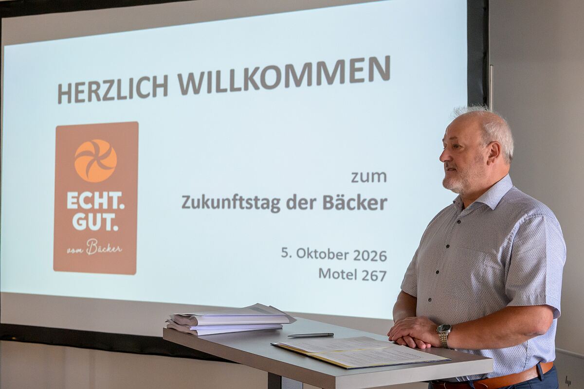 Wie können Bäckereibetriebe ihre Zukunft erfolgreich gestalten, ohne ihre handwerklichen Wurzeln aus den Augen zu verlieren? Welche Chancen eröffnen neue Technologien, und wie gelingt es, sich mit Qualität, Persönlichkeit und unternehmerischem Mut am Markt zu behaupten? Diesen und weiteren Fragen widmete sich der zweite Zukunftstag. Im Mittelpunkt standen praxisnahe Informationen, persönliche Erfahrungen und inspirierende Einblicke in unterschiedliche unternehmerische Wege. 