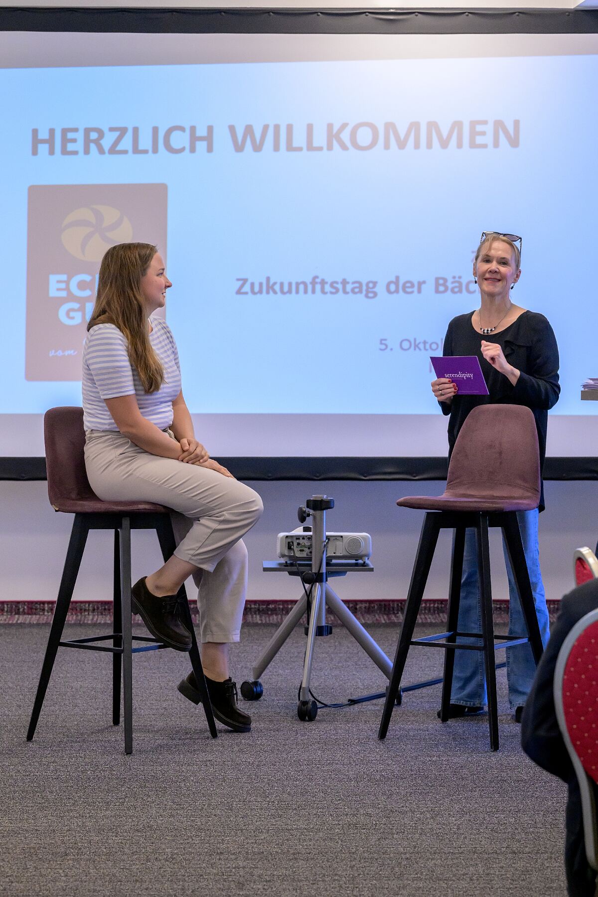 Wie können Bäckereibetriebe ihre Zukunft erfolgreich gestalten, ohne ihre handwerklichen Wurzeln aus den Augen zu verlieren? Welche Chancen eröffnen neue Technologien, und wie gelingt es, sich mit Qualität, Persönlichkeit und unternehmerischem Mut am Markt zu behaupten? Diesen und weiteren Fragen widmete sich der zweite Zukunftstag. Im Mittelpunkt standen praxisnahe Informationen, persönliche Erfahrungen und inspirierende Einblicke in unterschiedliche unternehmerische Wege. 