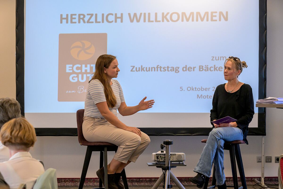 Wie können Bäckereibetriebe ihre Zukunft erfolgreich gestalten, ohne ihre handwerklichen Wurzeln aus den Augen zu verlieren? Welche Chancen eröffnen neue Technologien, und wie gelingt es, sich mit Qualität, Persönlichkeit und unternehmerischem Mut am Markt zu behaupten? Diesen und weiteren Fragen widmete sich der zweite Zukunftstag. Im Mittelpunkt standen praxisnahe Informationen, persönliche Erfahrungen und inspirierende Einblicke in unterschiedliche unternehmerische Wege. 