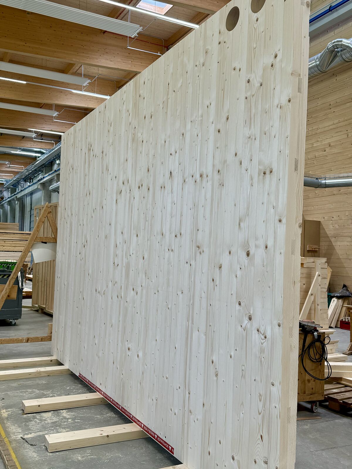 Vollholzwand als Basis für Schallschutzwand